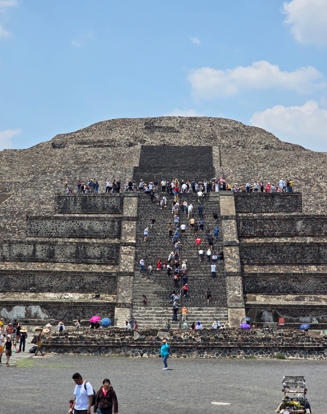En esta foto de la piramide de la luna también se aprecia el protagonista.